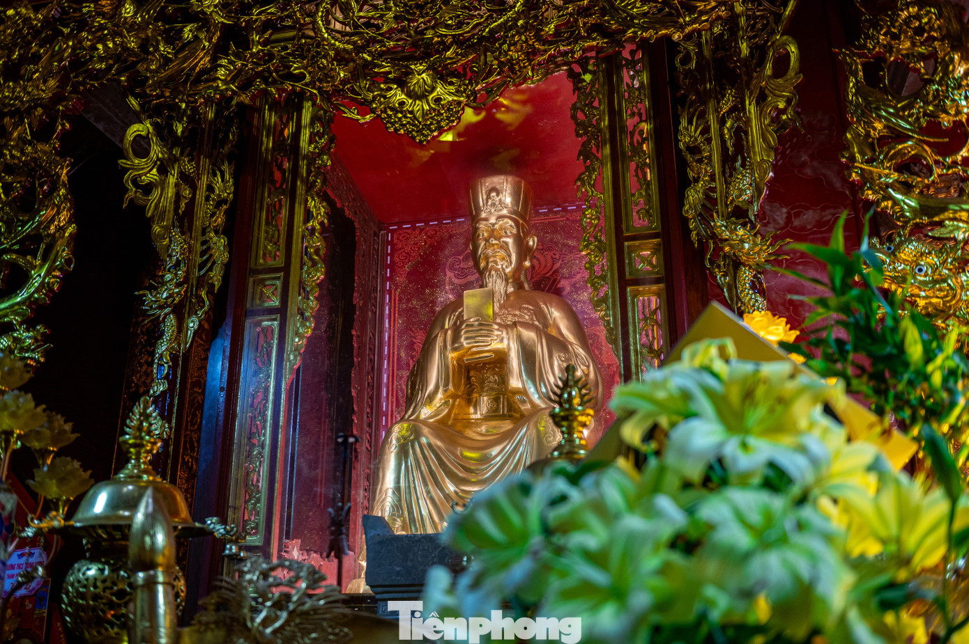 Quần thể đền gồm năm gian tiền tế và một gian Hậu cung. Có 5 ban thờ: Phía trong Hậu cung đặt tượng thờ thầy giáo Chu Văn An, tượng bằng đồng, nặng 100 kg trị giá 79 triệu đồng do ĐH Kiến trúc công đức, trên là bức đại tự với hàng chữ “vệ dực chính đạo”. Ngoài ra, bên trong đền còn ghi lại câu nói của thầy “Ta chưa nghe nước nào coi nhẹ sự học là khá lên được” được đúc bằng đồng.