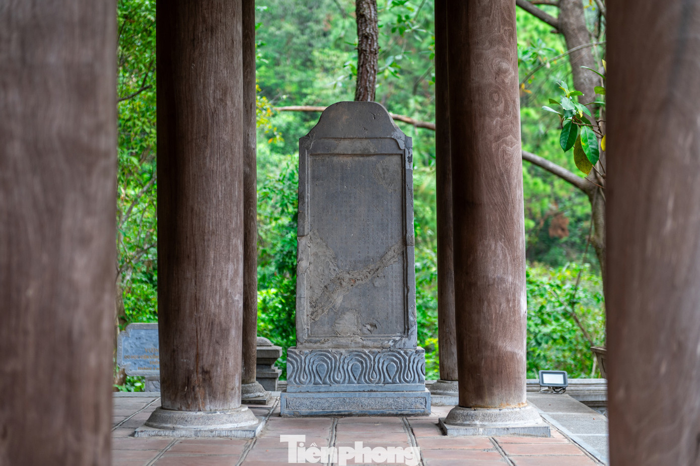 Ngay phía cửa chính vào đền là cây duối cổ đánh dấu nằm cạnh vách nhà xưa của ngôi nhà mà thầy giáo Chu Văn An đã sống khi ẩn cư trên núi Phượng Hoàng. Ngoài ra, đền còn lưu giữ bia đá “Chu Văn An hành trạng” dựng vào năm Tự Đức thứ 10 (1857). Bia được tạc theo phong cách tạo hình thời Nguyễn, chạm cánh sen cách điệu, kích thước 100x52x16 cm với khoảng 1.200 chữ.