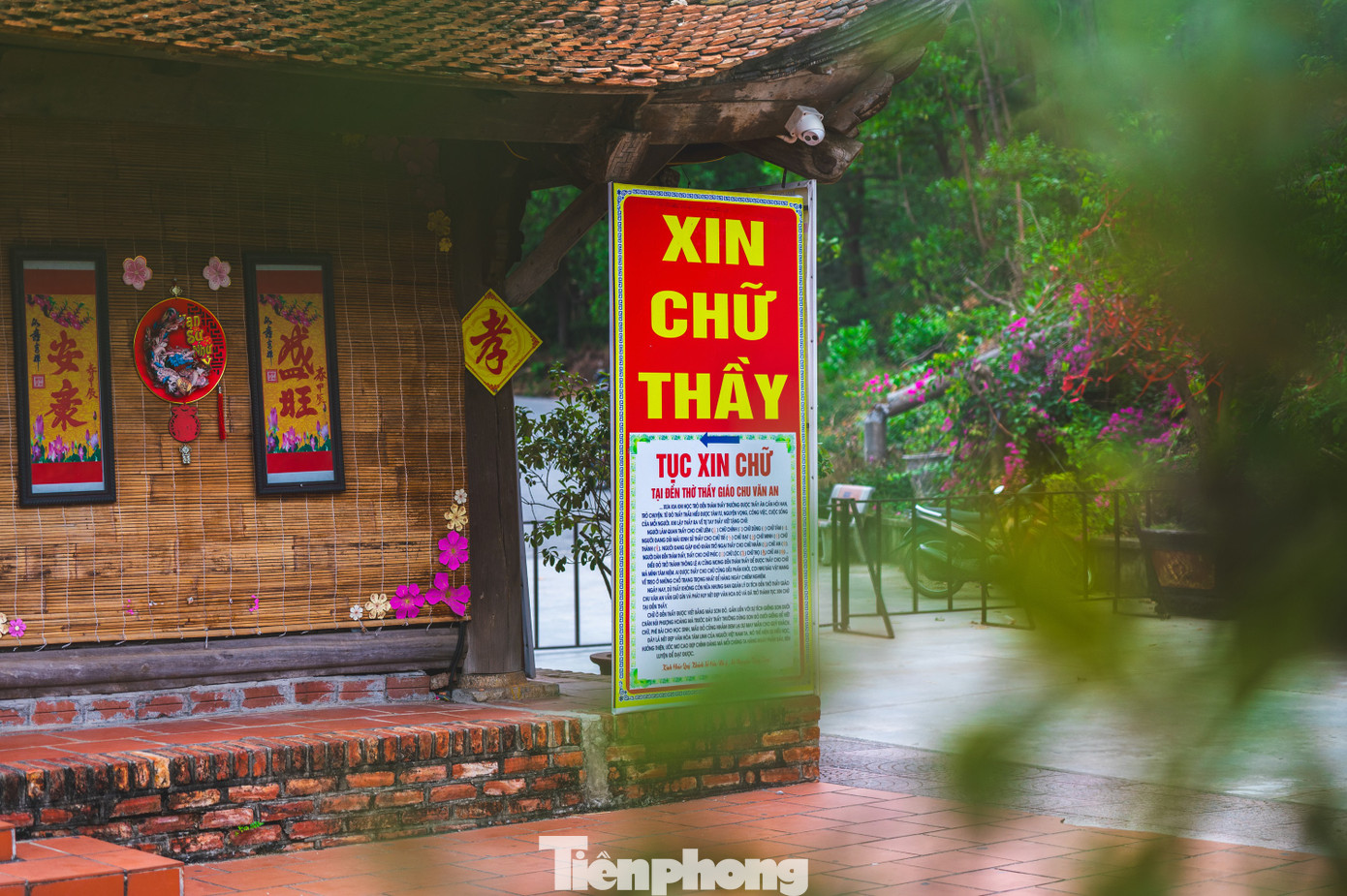 Nơi đây với phong cảnh tuyệt đẹp, cũng là nơi nhiều người dân đến xin chữ mỗi khi dịp Tết đến xuân về, cầu mong một năm mới gặp nhiều may mắn, học hành thi cử đỗ đạt.