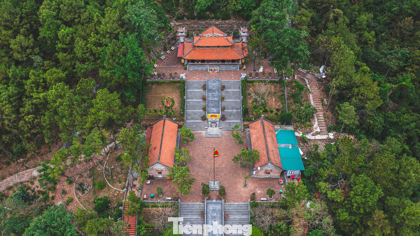 Đền có kiến trúc theo kiểu chữ Đinh, dựa theo kiến trúc thời Nguyễn, chồng diêm hai tầng tám mái.