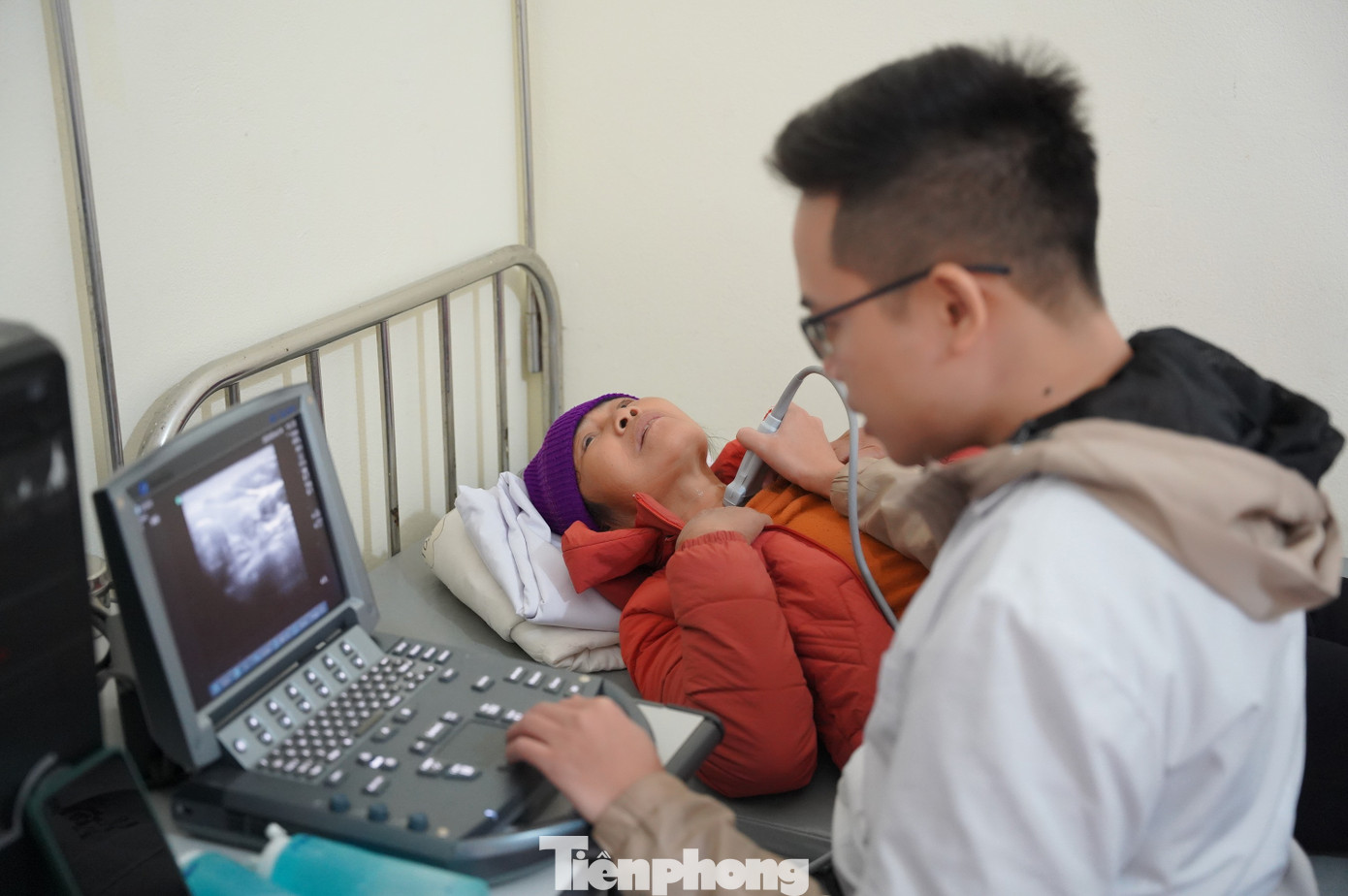 Kết thúc lễ phát động, Tỉnh Đoàn Quảng Ninh phối hợp với các bác sĩ trẻ tại Bệnh viện Đa khoa tỉnh tổ chức khám sức khỏe và cấp, phát thuốc miễn phí cho thanh thiếu nhi cùng người dân đang sinh sống tại xã đảo Vĩnh Thực.