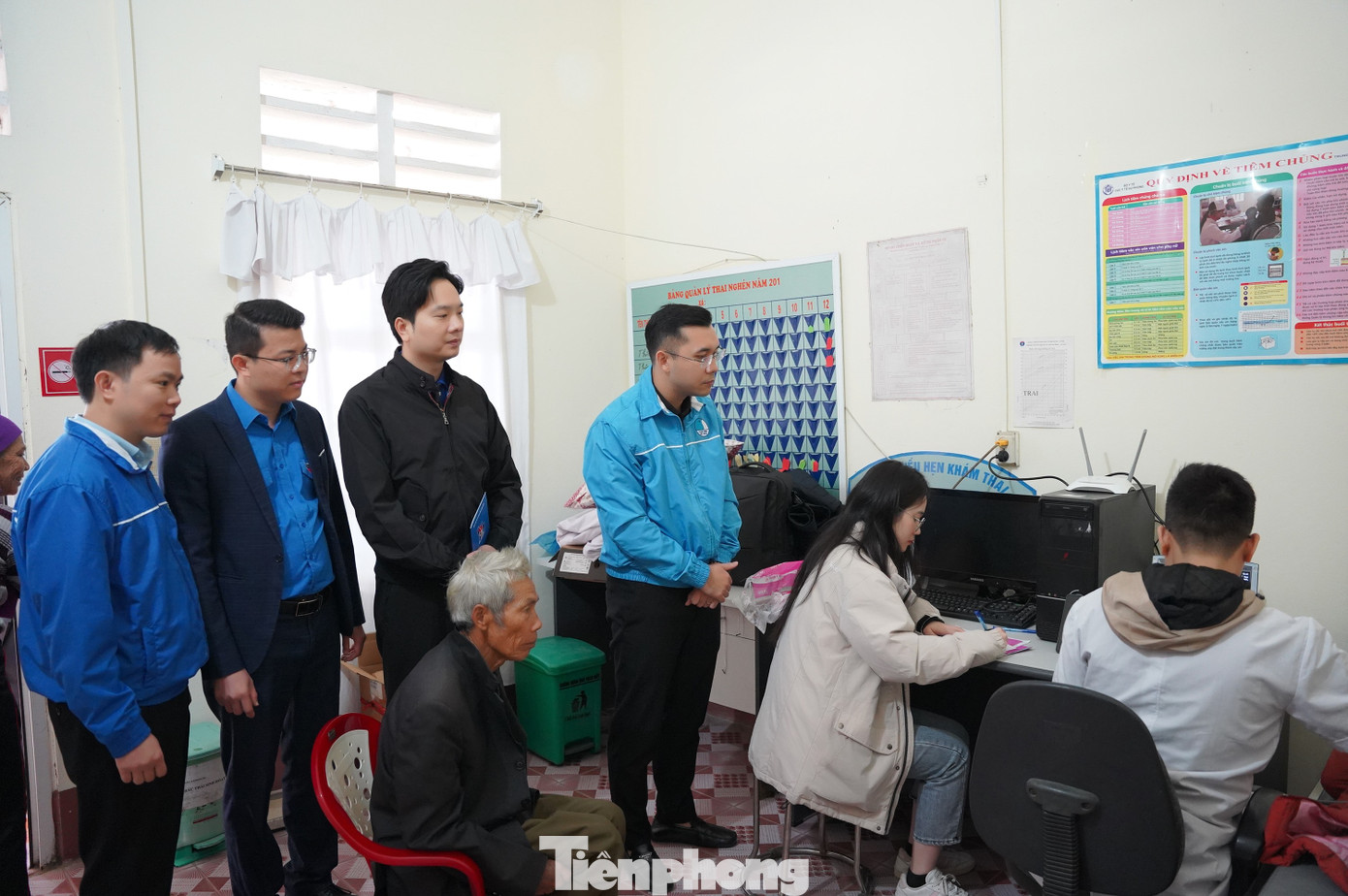 Kết thúc lễ phát động, Tỉnh Đoàn Quảng Ninh phối hợp với các bác sĩ trẻ tại Bệnh viện Đa khoa tỉnh tổ chức khám sức khỏe và cấp, phát thuốc miễn phí cho thanh thiếu nhi cùng người dân đang sinh sống tại xã đảo Vĩnh Thực.