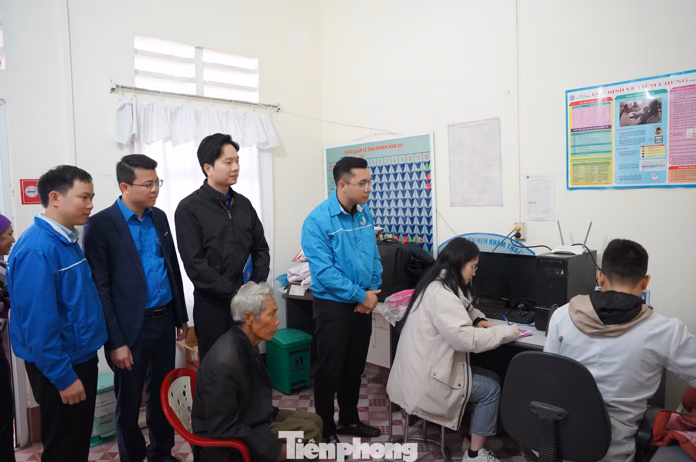 Kết thúc lễ phát động, Tỉnh Đoàn Quảng Ninh phối hợp với các bác sĩ trẻ tại Bệnh viện Đa khoa tỉnh tổ chức khám sức khỏe và cấp, phát thuốc miễn phí cho thanh thiếu nhi cùng người dân đang sinh sống tại xã đảo Vĩnh Thực.