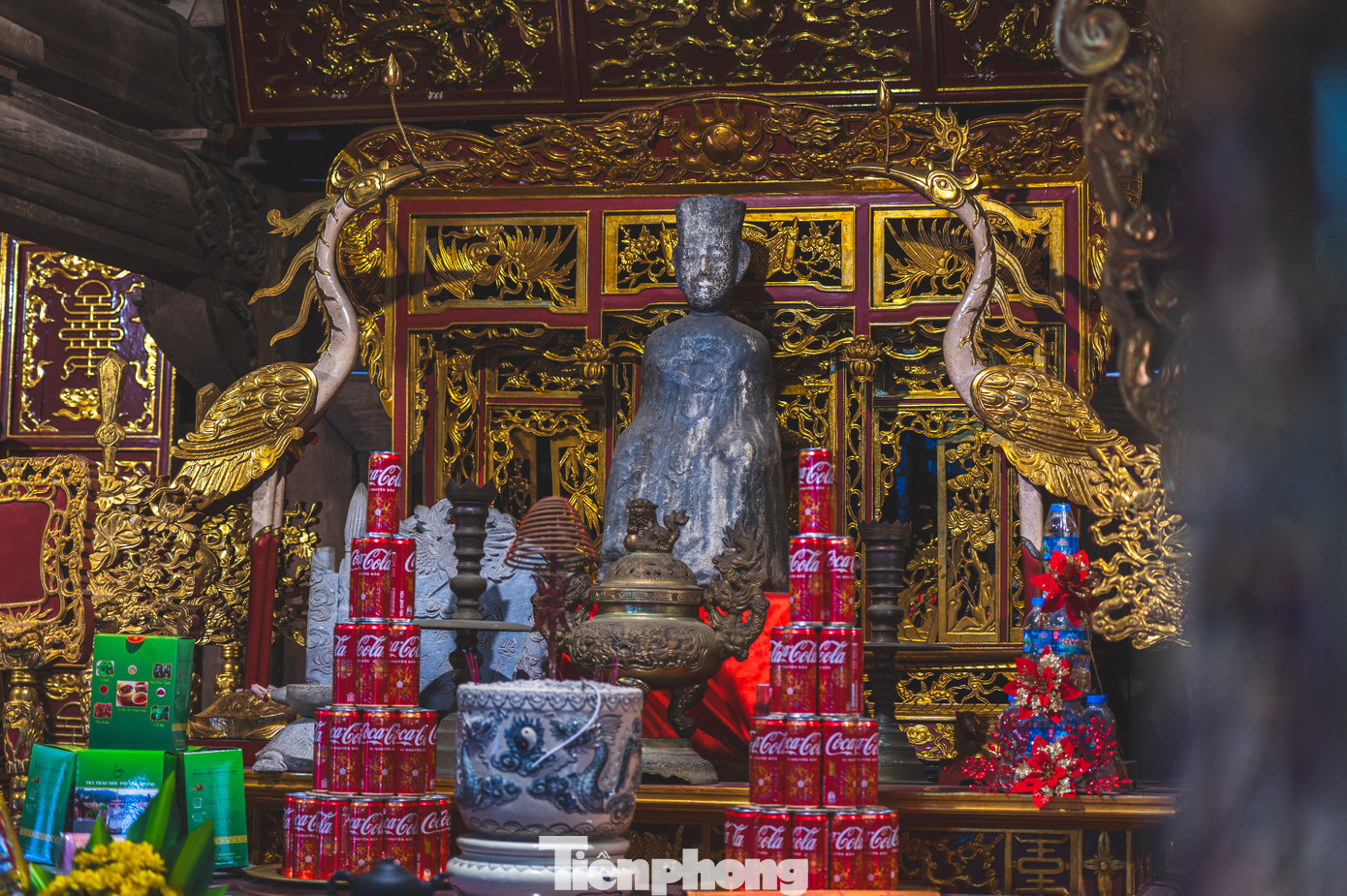 Quần thể đền gồm năm gian tiền tế và một gian Hậu cung. Có 5 ban thờ: Phía trong Hậu cung đặt tượng thờ thầy giáo Chu Văn An, tượng bằng đồng, nặng 100 kg trị giá 79 triệu đồng do ĐH Kiến trúc công đức, trên là bức đại tự với hàng chữ “vệ dực chính đạo”. Ngoài ra, bên trong đền còn ghi lại câu nói của thầy “Ta chưa nghe nước nào coi nhẹ sự học là khá lên được” được đúc bằng đồng.