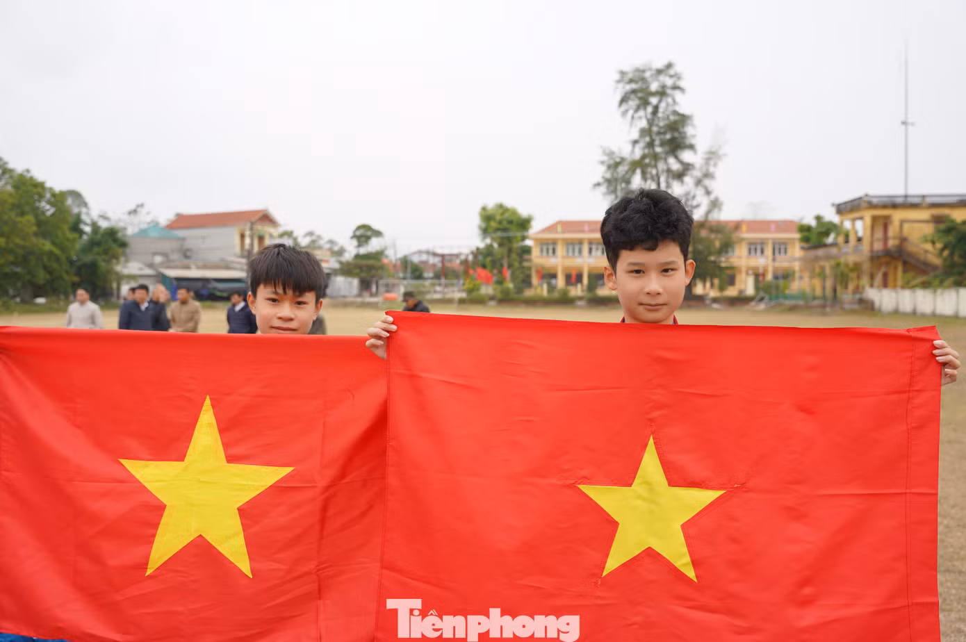 Đảo Vĩnh Thực là một hòn đảo nhỏ nằm ở phía Nam thành phố Móng Cái, Quảng Ninh, cách trung tâm thành phố chừng 20km. Diện tích đảo Vĩnh Thực khoảng 5.000ha, bao gồm 2 xã Vĩnh Thực và Vĩnh Trung. Đảo có vị trí chiến lược quan trọng về chủ quyền biển đảo cũng như an ninh, quốc phòng. Trên đảo, từ năm 1962 đã được đặt ngọn hải đăng trên đỉnh núi Đầu Tán ở phía Bắc đảo, được người dân nơi đây ví như “mắt thần” của biển đảo Đông Bắc.