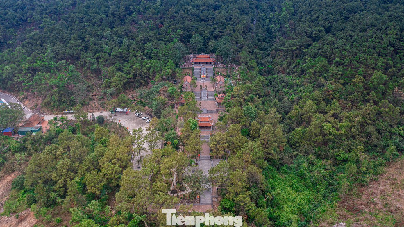 Nơi đây bao gồm một quần thể kiến trúc bề thế, có địa thế linh thiêng và cảnh sắc thiên nhiên tươi đẹp. Phía trước có núi Ngọc làm tiền án, phía sau có núi Phượng làm hậu trẩm, hai bên là núi Kỳ lân và núi Phượng Hoàng như sải cánh của con chim phượng.