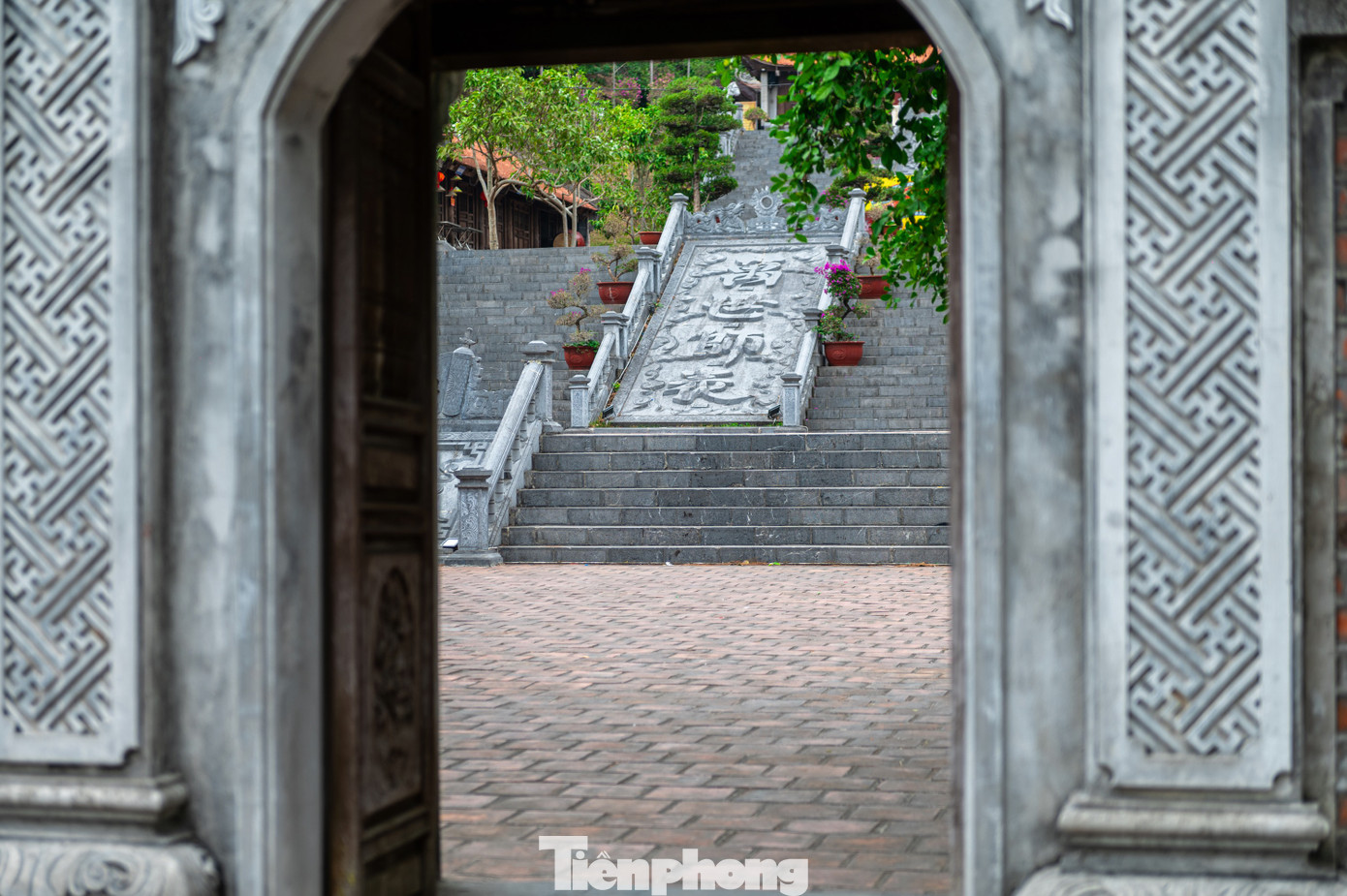 Đền trải qua quá trình thăng trầm của lịch sử và nhiều lần trùng tu, đến năm 2008, đền thờ thầy giáo Chu Văn An được xếp hạng di tích lịch sử quốc gia. Tại giữa sân nằm giữa hai hàng bậc đá có khắc 4 chữ Vạn Thế Sư Biểu tức người thầy của muôn đời, thể hiện sự tôn vinh của các thế hệ dành cho người thầy giáo tài năng và đức độ.