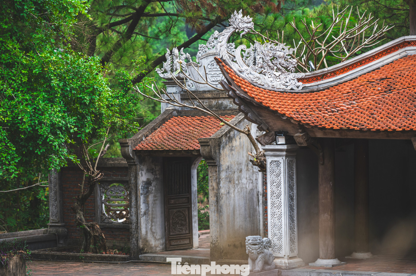 Nghệ thuật trang trí của đền theo đề tài tứ linh, tứ quý: long, ly, quy, phượng tùng, cúc, trúc, mai. Các bức y môn sơn son thiếp vàng trang trí theo hình tượng: rồng chầu hoa cúc mãn khai.