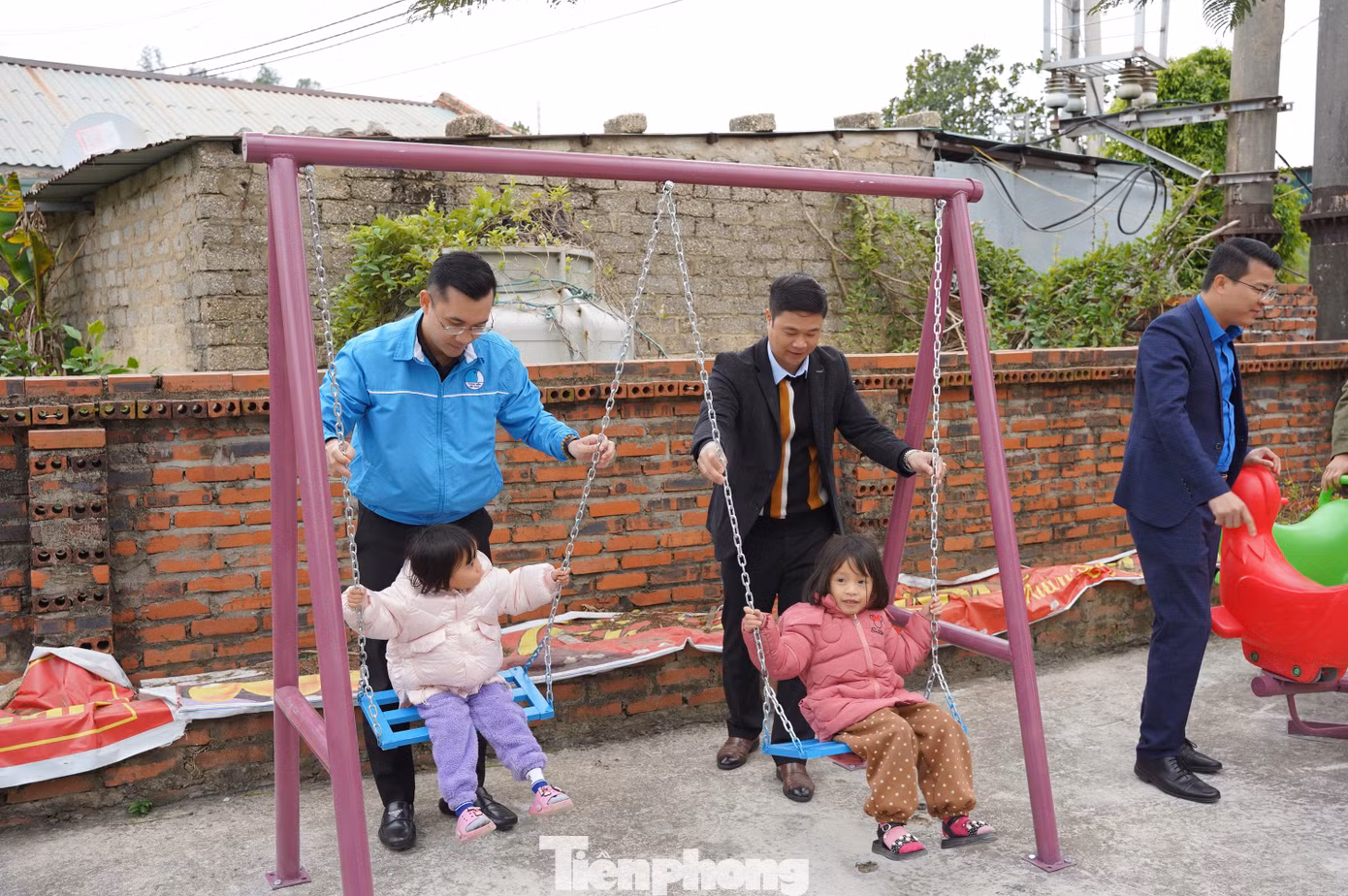Tại chương trình, Ban Thường vụ Tỉnh Đoàn - Ban Thư ký Hội LHTN Việt Nam tổ chức gắn biển công trình thanh niên cho Sân vui chơi tại xã đảo. Đây là công trình Sân vui chơi do Tỉnh Đoàn Quảng Ninh huy động nguồn lực trao tặng trị giá 60 triệu đồng.
