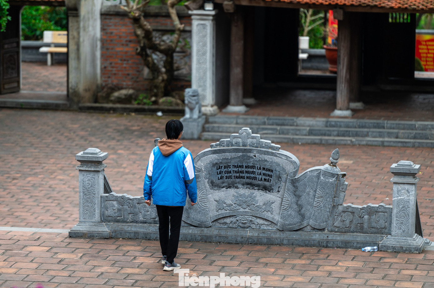 Đến khi Trần Dụ Tông lên ngôi, vua ham thích vui chơi, trễ nải chính sự, bề tôi nhiều người vi phạm phép nước nên ông đã dâng sớ xin chém 7 tên nịnh thần nhưng không được vua chấp thuận, ông trao trả mũ áo từ quan về núi Phượng Hoàng, Chí Linh dựng nhà dạy học, tìm cây thuốc chữa bệnh, làm thơ, viết sách. Nhiều câu nói nổi tiếng của thầy được tạc lại như &quot;Lấy đức thắng người là mạnh/ Lấy của thắng người là hung/ Lấy sức thắng người là mất”...