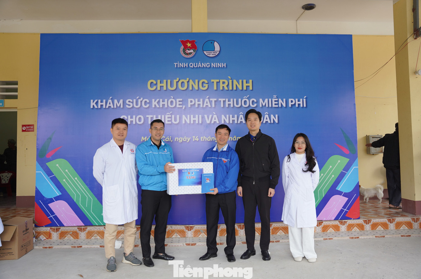 Kết thúc lễ phát động, Tỉnh Đoàn Quảng Ninh phối hợp với các bác sĩ trẻ tại Bệnh viện Đa khoa tỉnh tổ chức khám sức khỏe và cấp, phát thuốc miễn phí cho thanh thiếu nhi cùng người dân đang sinh sống tại xã đảo Vĩnh Thực.