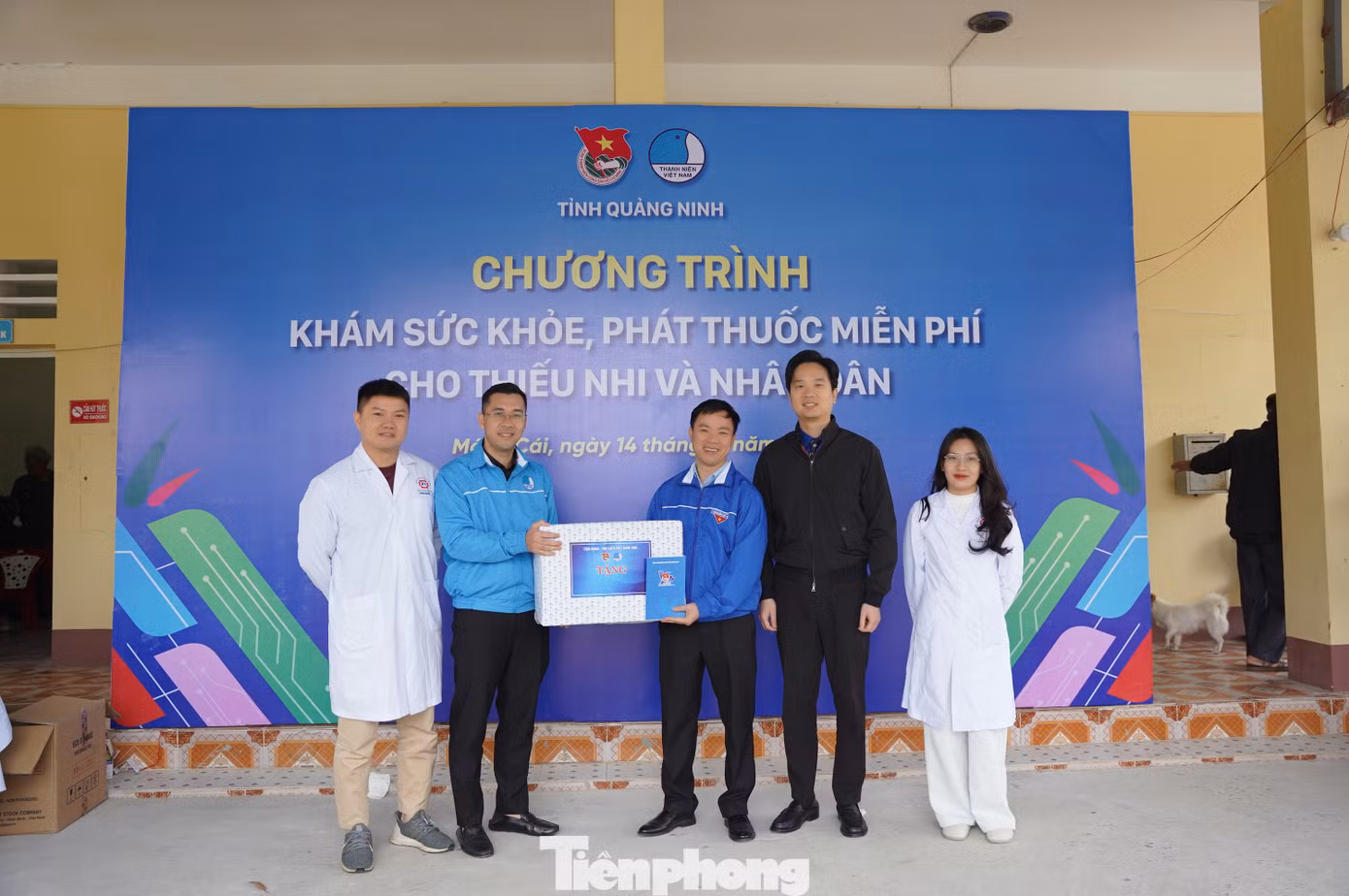 Kết thúc lễ phát động, Tỉnh Đoàn Quảng Ninh phối hợp với các bác sĩ trẻ tại Bệnh viện Đa khoa tỉnh tổ chức khám sức khỏe và cấp, phát thuốc miễn phí cho thanh thiếu nhi cùng người dân đang sinh sống tại xã đảo Vĩnh Thực.