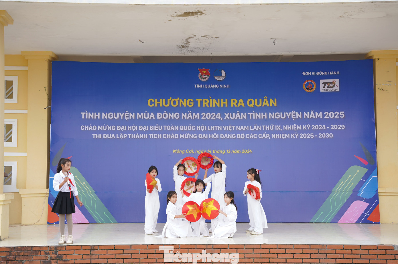 Ngày 14/12, tại xã đảo tiền tiêu Vĩnh Thực, Móng Cái, tỉnh Quảng Ninh, Ban Thường vụ Tỉnh Đoàn - Ban Thư ký Hội LHTN Việt Nam tỉnh Quảng Ninh tổ chức Chương trình ra quân “Tình nguyện mùa đông năm 2024, xuân tình nguyện năm 2025”.