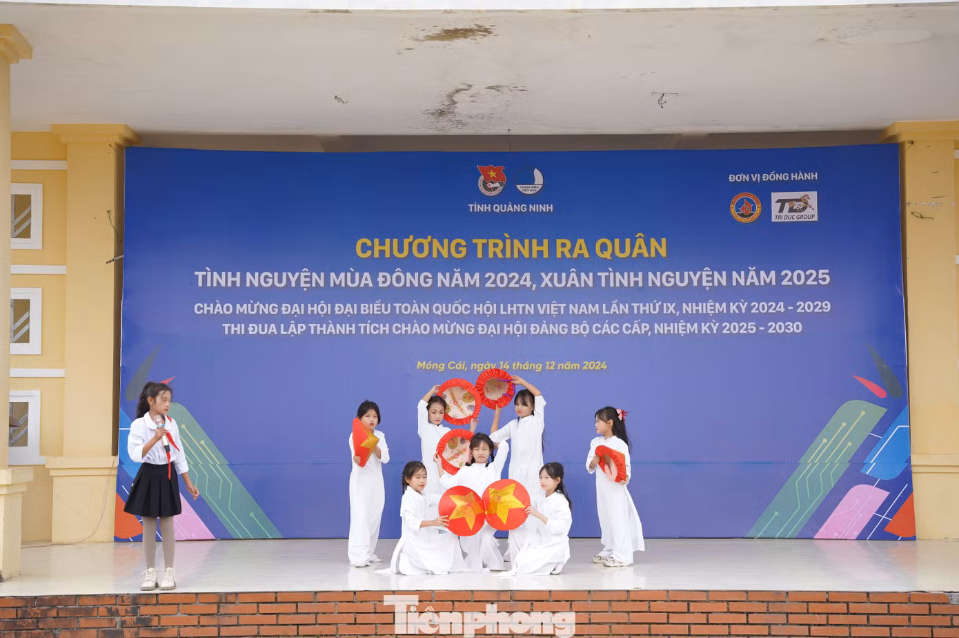 Ngày 14/12, tại xã đảo tiền tiêu Vĩnh Thực, Móng Cái, tỉnh Quảng Ninh, Ban Thường vụ Tỉnh Đoàn - Ban Thư ký Hội LHTN Việt Nam tỉnh Quảng Ninh tổ chức Chương trình ra quân “Tình nguyện mùa đông năm 2024, xuân tình nguyện năm 2025”.