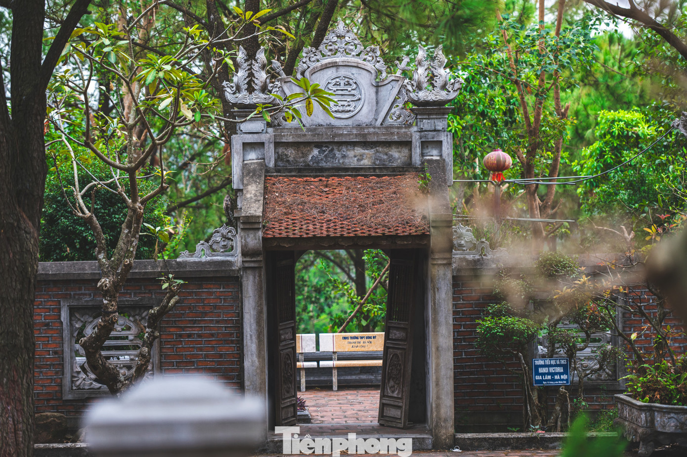 Năm 1370, Trần Nghệ Tông lên ngôi, nhiều lần ban chức nhưng ông một mực từ chối, để tiếp tục với nghề dạy học. Đến năm 1370, ông qua đời, thọ 78 tuổi. Sau khi ông mất, vua Trần Nghệ Tông cho thờ ông tại Văn Miếu cùng với Khổng Tử, Tứ phối và Thất thập nhị hiền…