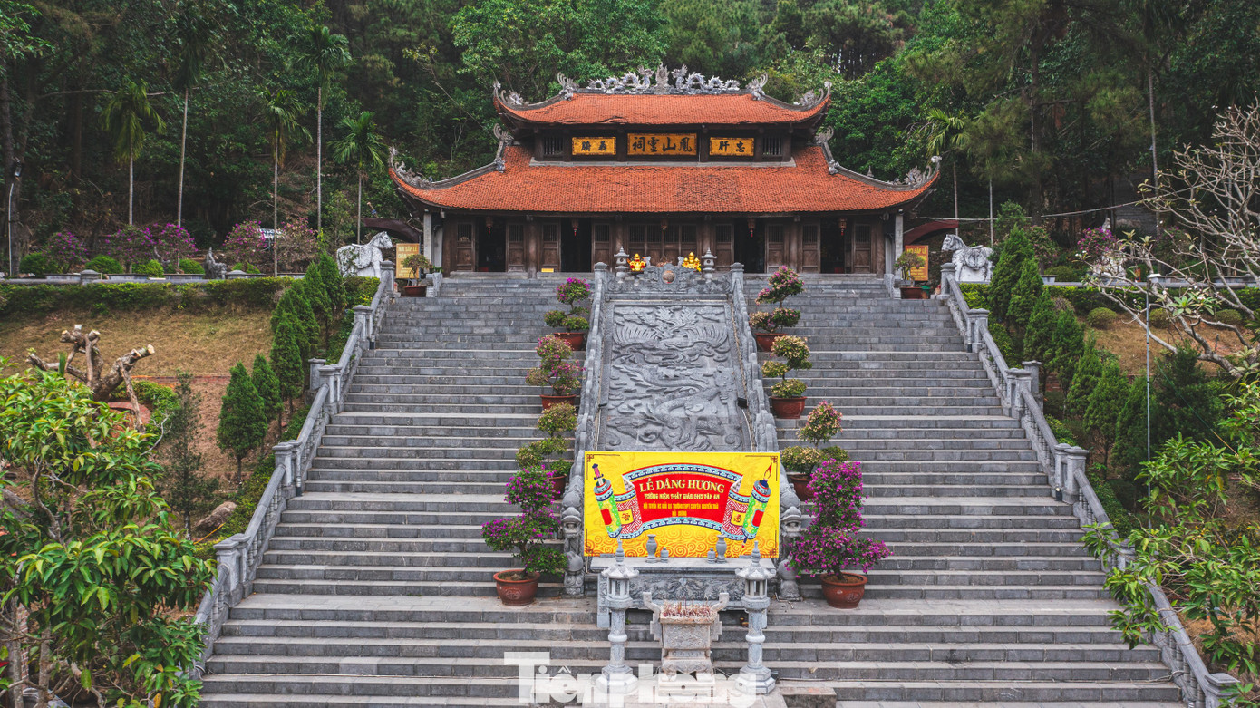 Quần thể đền gồm năm gian tiền tế và một gian Hậu cung. Có 5 ban thờ: Phía trong Hậu cung đặt tượng thờ thầy giáo Chu Văn An, tượng bằng đồng, nặng 100 kg trị giá 79 triệu đồng do ĐH Kiến trúc công đức, trên là bức đại tự với hàng chữ “vệ dực chính đạo”. Ngoài ra, bên trong đền còn ghi lại câu nói của thầy “Ta chưa nghe nước nào coi nhẹ sự học là khá lên được” được đúc bằng đồng.