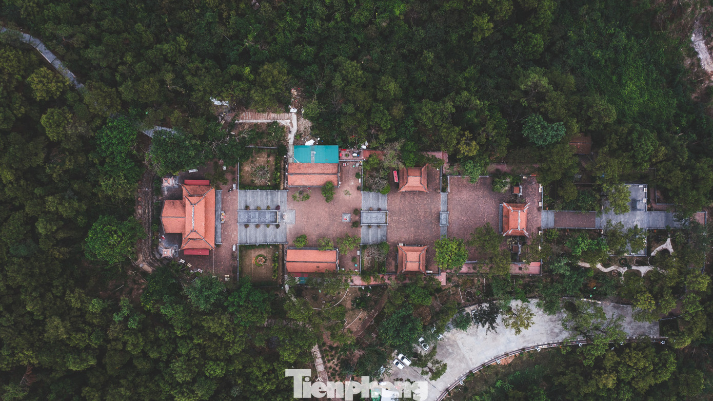 Đền có kiến trúc theo kiểu chữ Đinh, dựa theo kiến trúc thời Nguyễn, chồng diêm hai tầng tám mái.