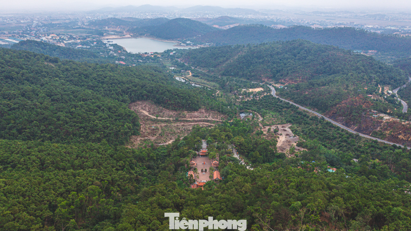 Đền thờ thầy giáo Chu Văn An nằm tọa lạc trên núi Phượng Hoàng thuộc TP Chí Linh, tỉnh Hải Dương. Đền còn được gọi là là “Phượng Sơn linh từ”, được xây dựng trên một thế đất cao, rộng và linh thiêng.