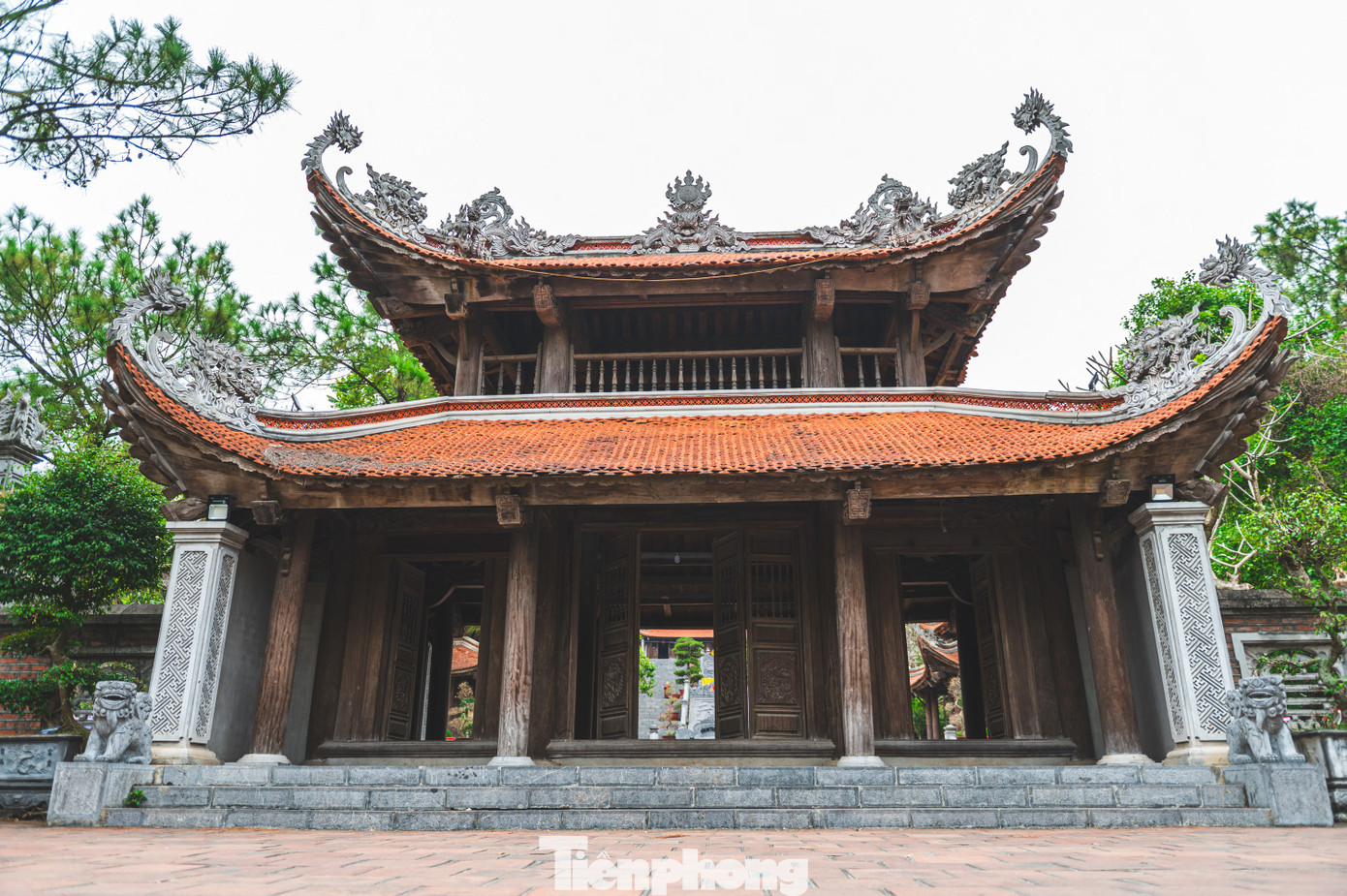 Đền có kiến trúc theo kiểu chữ Đinh, dựa theo kiến trúc thời Nguyễn, chồng diêm hai tầng tám mái.