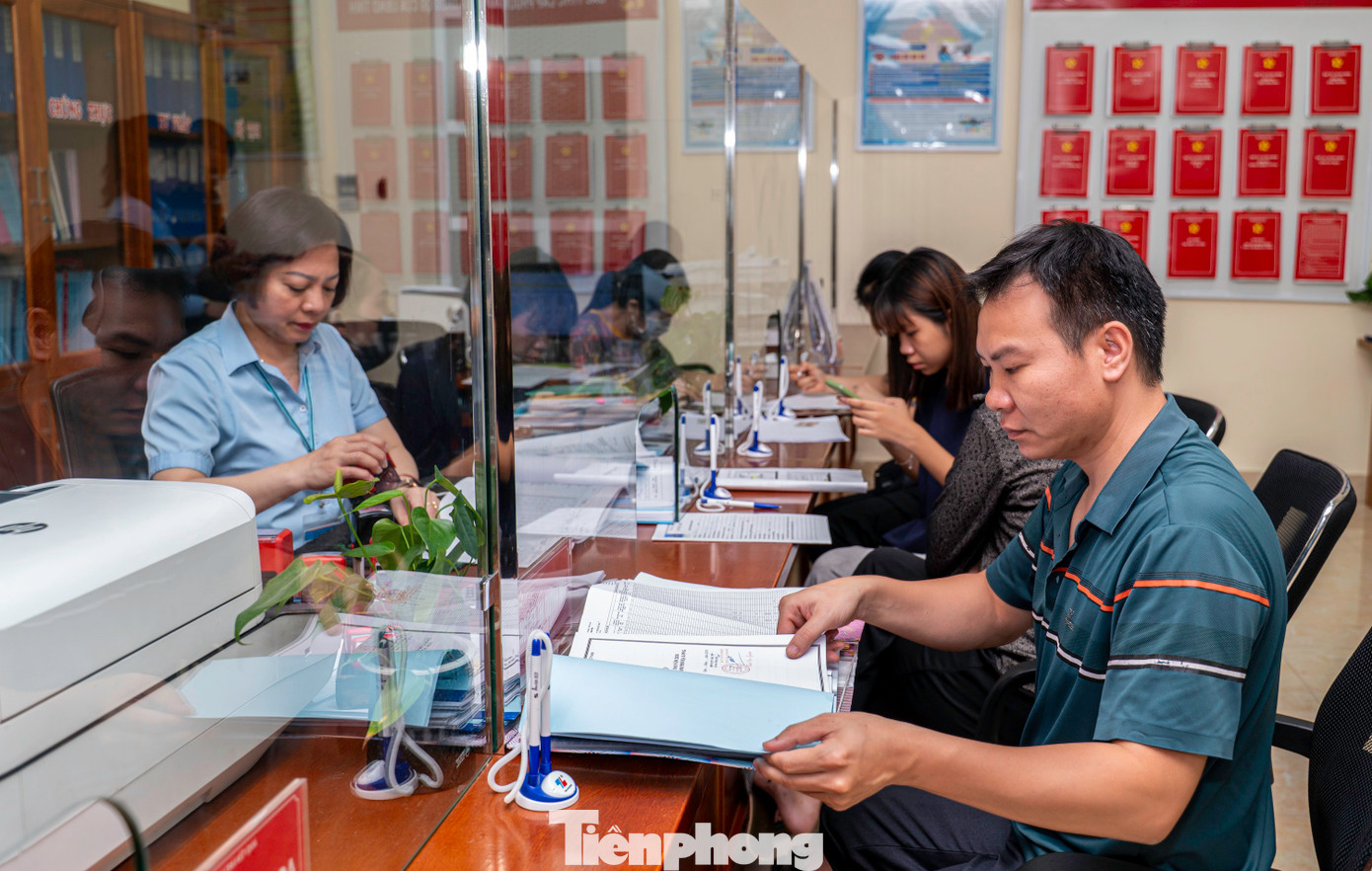 Ghi nhận tại Trung tâm phục vụ HCC phường Cao Xanh, các cán bộ đang tiếp nhận và thực hiện các quy trình giải quyết thủ tục, hồ sơ theo mô hình một cấp.