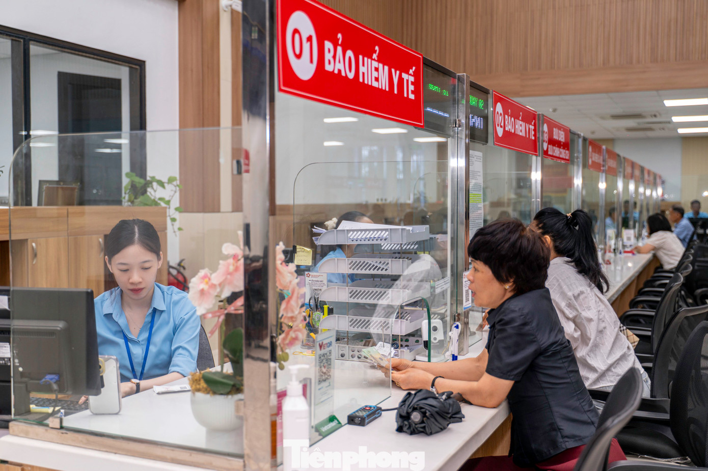 Trao đổi với Tiền Phong, bà Nguyễn Bảo Phương, Giám đốc Trung tâm phục vụ HCC TP Hạ Long, cho biết: Trong ngày đầu tiên, Trung tâm hoạt động tiếp nhận các thủ tục của mô hình HCC 2 cấp như trước đây, đồng thời tổ chức hoạt động theo mô hình HCC một cấp tiếp nhận các hồ sơ của công dân thuộc phường Hồng Gai.