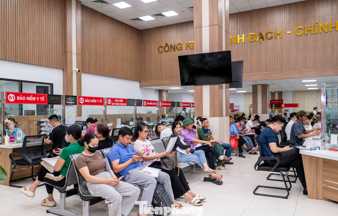 Ngay từ đầu giờ sáng, người dân đã đến đây để làm các thủ tục hành chính liên quan đến các lĩnh vực tư pháp, y tế, đất đai...