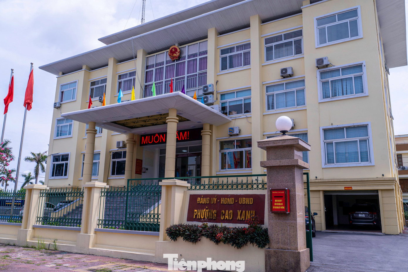 Ghi nhận tại Trung tâm phục vụ HCC phường Cao Xanh, các cán bộ đang tiếp nhận và thực hiện các quy trình giải quyết thủ tục, hồ sơ theo mô hình một cấp.