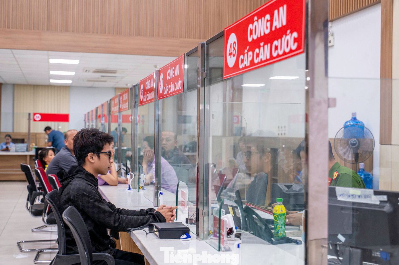 Theo mô hình của Trung tâm phục vụ HCC một cấp, các thủ tục như cấp CCCD, tư pháp, thuế... sẽ được liên thông và trực tiếp làm tại 54 Trung tâm Phục vụ hành chính công tại các xã, phường, đặc khu.