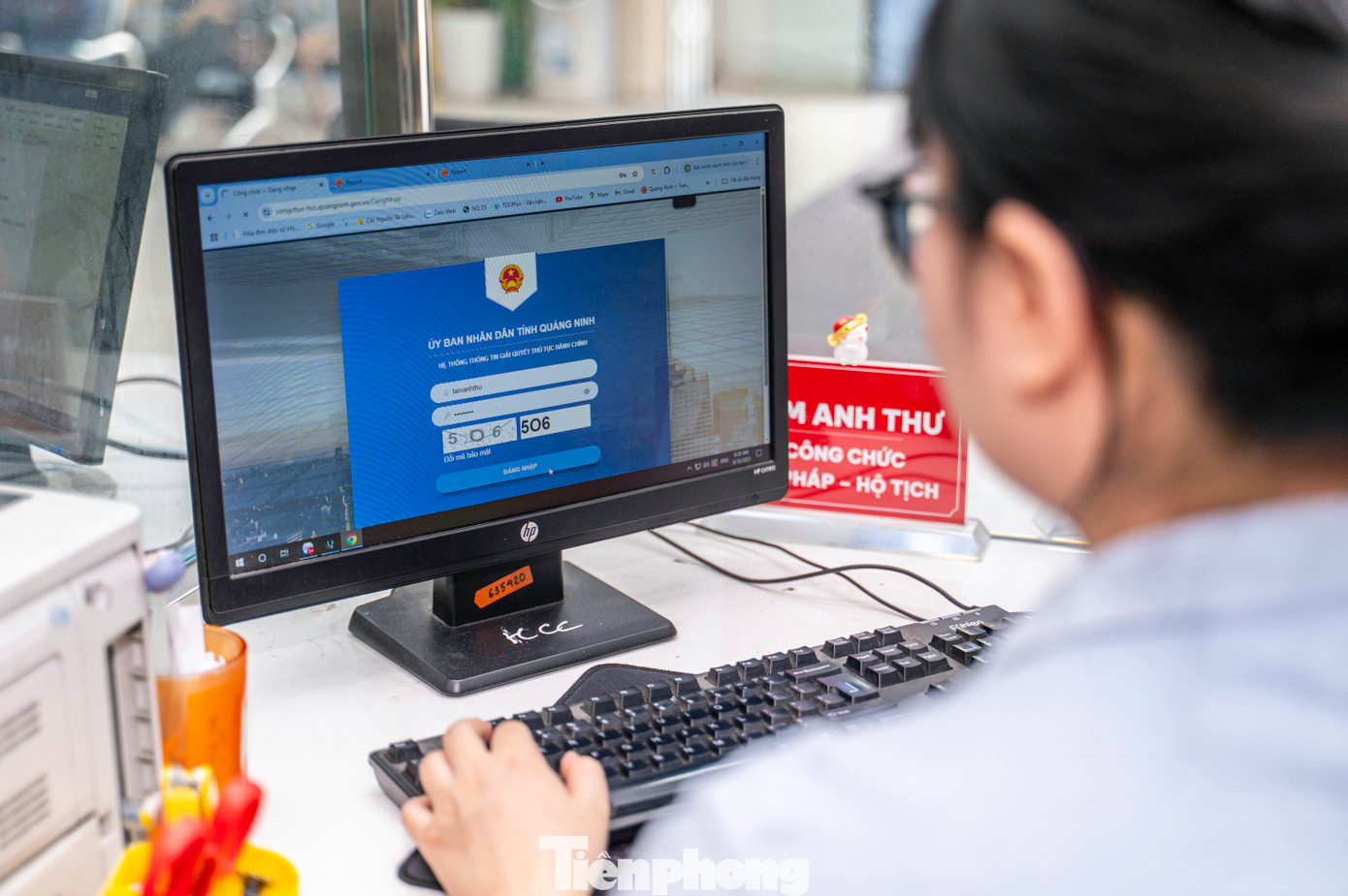 Trước đó, toàn bộ cán bộ, công chức, viên chức và người lao động Trung tâm Phục vụ HCC đã được hướng dẫn và thực hành trực tiếp quy trình tiếp nhận, giải quyết thủ tục hành chính hoàn thiện trên hệ thống thông tin giải quyết thủ tục hành chính đối với thủ tục hành chính cấp xã, thủ tục hành chính phi địa giới.