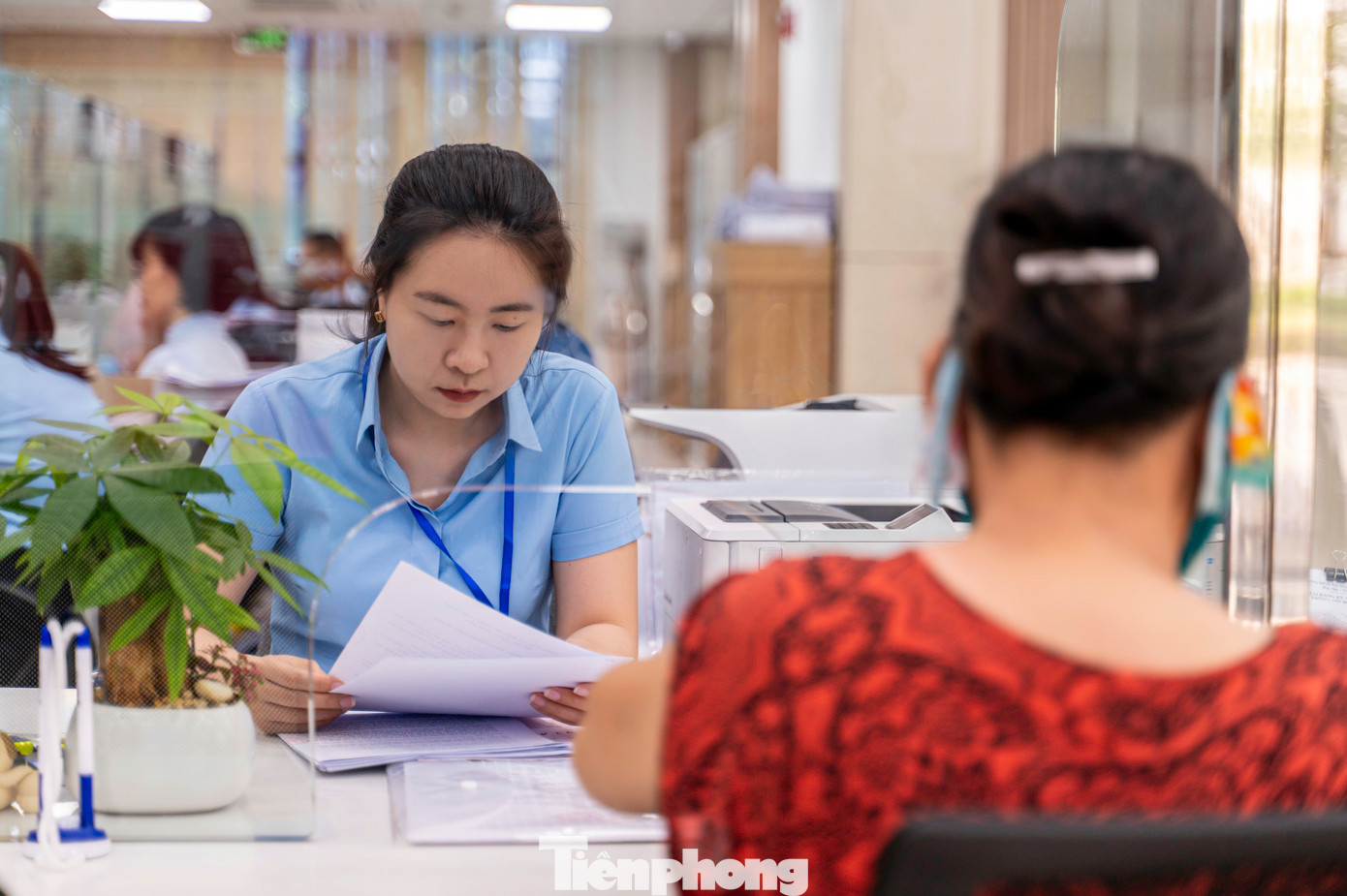 Ngay từ đầu giờ sáng, người dân đã đến đây để làm các thủ tục hành chính liên quan đến các lĩnh vực tư pháp, y tế, đất đai...