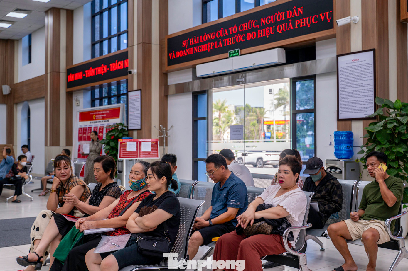 Theo đó, Trung tâm Phục vụ HCC tỉnh một cấp theo mô hình chính quyền địa phương 2 cấp được tổ chức lại theo hướng cơ bản giữ nguyên mô hình Trung tâm Phục vụ HCC một cấp hiện nay, bỏ mạng lưới 13 chi nhánh. Đồng thời mở rộng hoạt động đến cấp cơ sở thông qua thành lập mới hệ thống 54 Trung tâm Phục vụ HCC xã gồm 52 xã, 2 đặc khu và 6 điểm tiếp nhận và trả kết quả trực thuộc 2 Trung tâm Phục vụ hành chính công đặc khu.