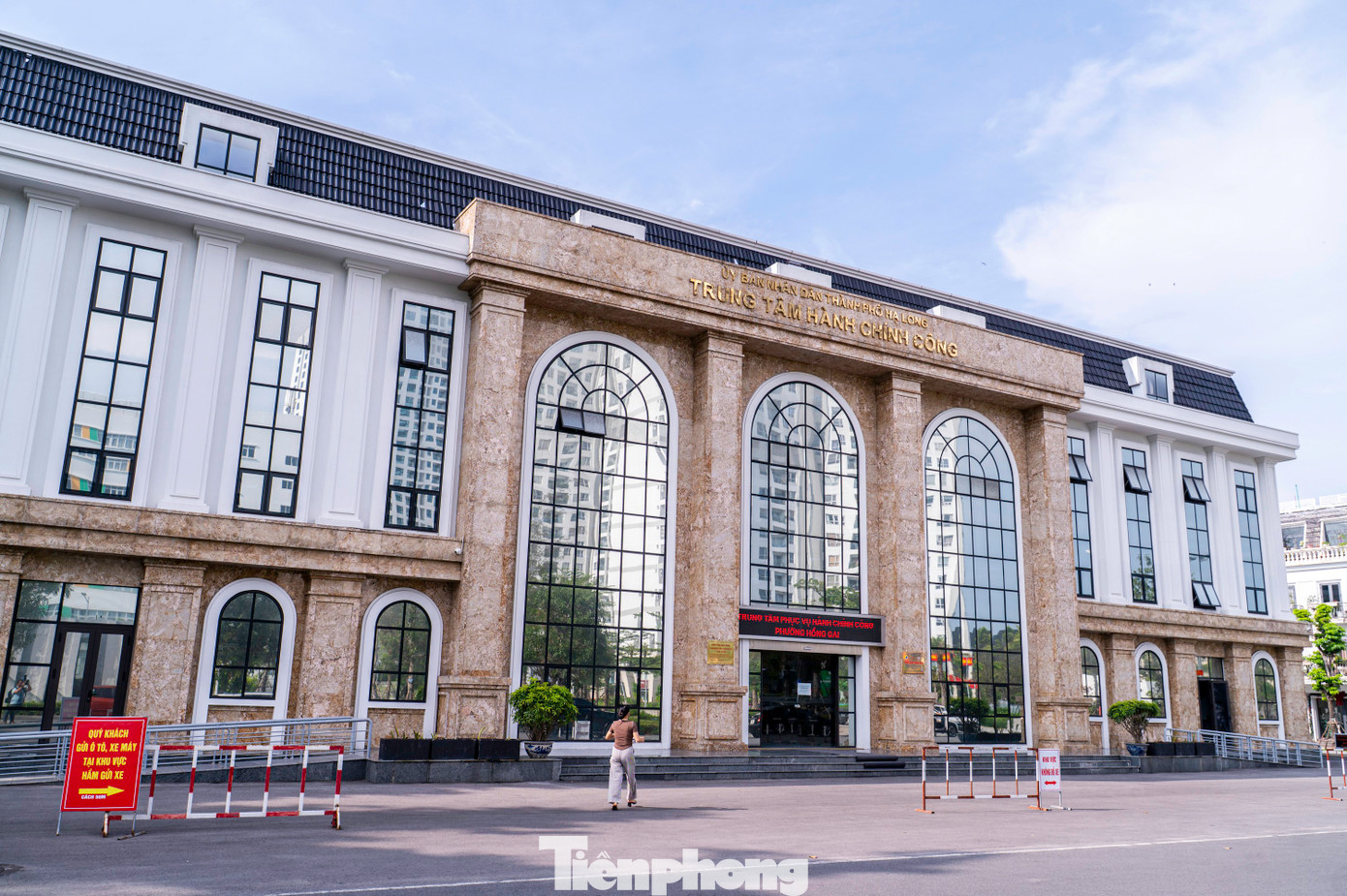 Ghi nhận của Báo Tiền Phong, tại Trung tâm Phục vụ HCC TP Hạ Long được đổi tên, thử nghiệm theo mô hình 1 cấp thành Trung tâm phục vụ HCC phường Hồng Gai.