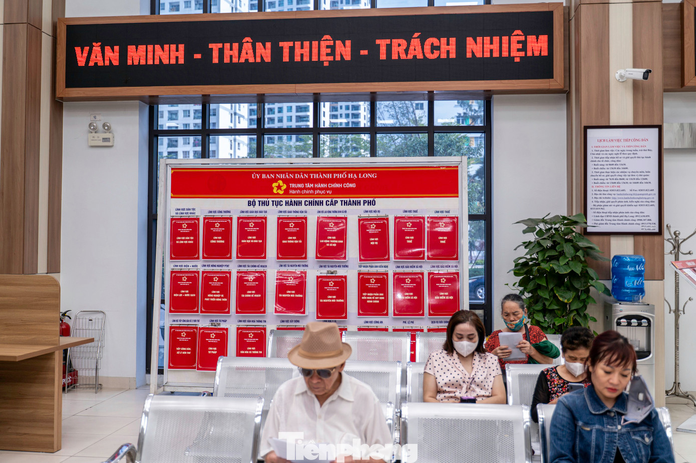 "Trong quá trình vận hành thử nghiệm hệ thống giải quyết thủ tục hành chính tỉnh Quảng Ninh từ ngày 10/6 và thử nghiệm chính quyền 2 cấp từ 15/6, chúng tôi duy trì song song 2 hệ thống theo mô hình chính quyền quản lý 2 cấp, 3 cấp hiện tại và sẵn sàng chính thức đi vào hoạt động từ ngày 1/7", bà Vân chia sẻ.