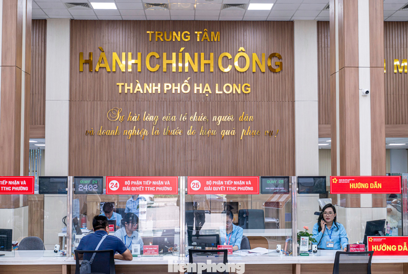 Ngay từ đầu giờ sáng, người dân đã đến đây để làm các thủ tục hành chính liên quan đến các lĩnh vực tư pháp, y tế, đất đai...