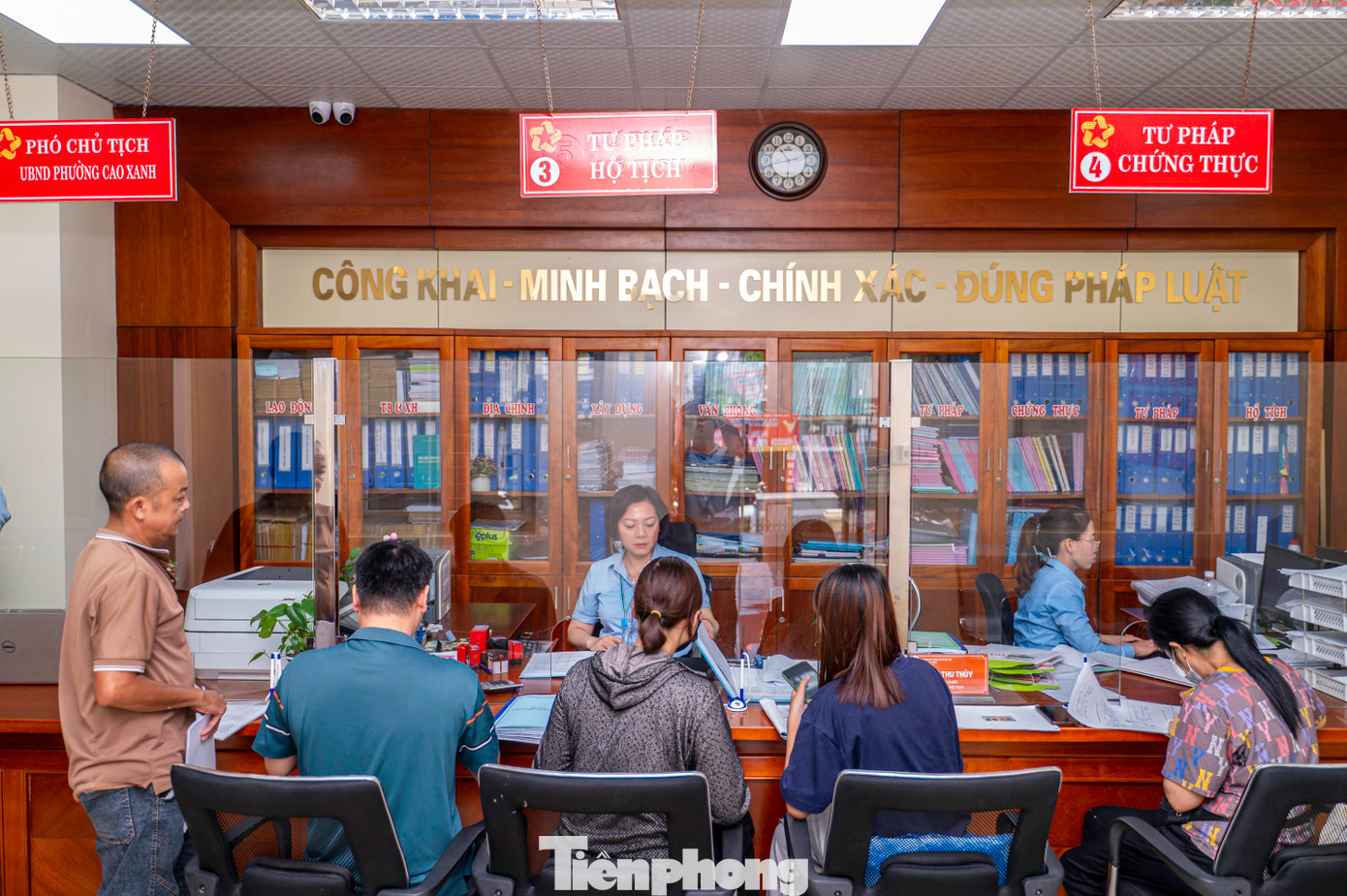 Theo bà Nguyễn Hải Vân, Giám đốc Trung tâm Phục vụ hành chính công tỉnh Quảng Ninh, việc tổ chức lại Trung tâm Phục vụ hành chính công tỉnh một cấp là một bước đi chiến lược nhằm đáp ứng yêu cầu cải cách hành chính, chuyển đổi số và xây dựng nền hành chính hiện đại, phi địa giới, cho phép người dân và doanh nghiệp nộp hồ sơ tại bất kỳ trung tâm hành chính công nào trên địa bàn tỉnh, góp phần nâng cao chất lượng phục vụ và mức độ hài lòng của tổ chức, doanh nghiệp, người dân.