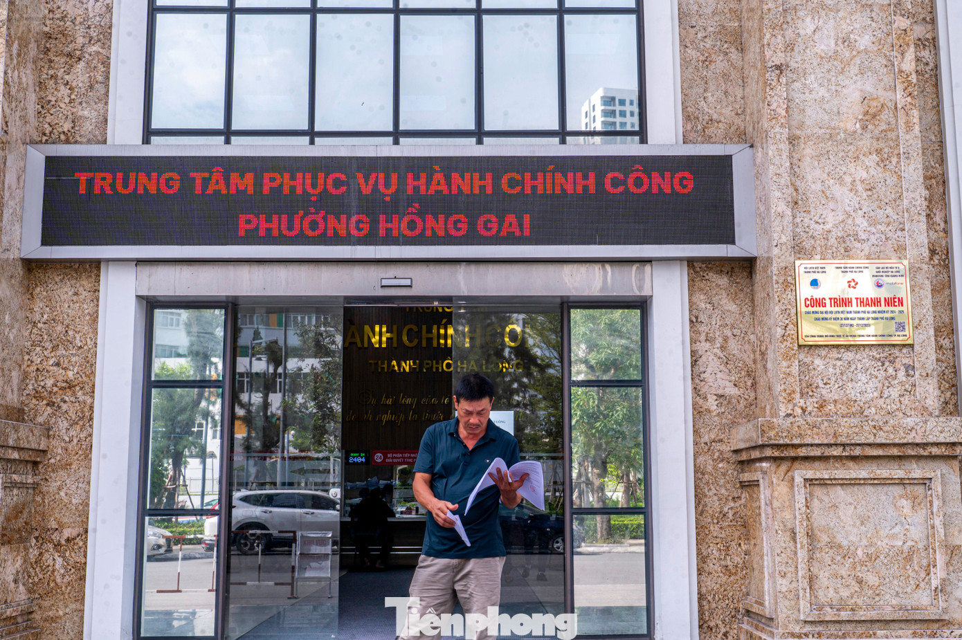 Ghi nhận của Báo Tiền Phong, tại Trung tâm Phục vụ HCC TP Hạ Long được đổi tên, thử nghiệm theo mô hình 1 cấp thành Trung tâm phục vụ HCC phường Hồng Gai.