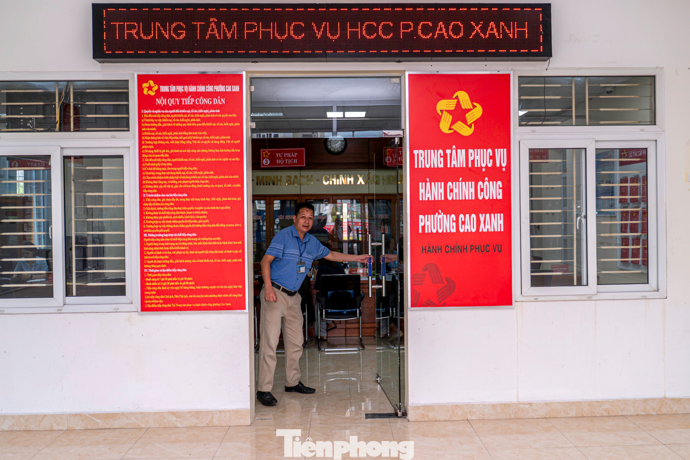 Ghi nhận tại Trung tâm phục vụ HCC phường Cao Xanh, các cán bộ đang tiếp nhận và thực hiện các quy trình giải quyết thủ tục, hồ sơ theo mô hình một cấp.