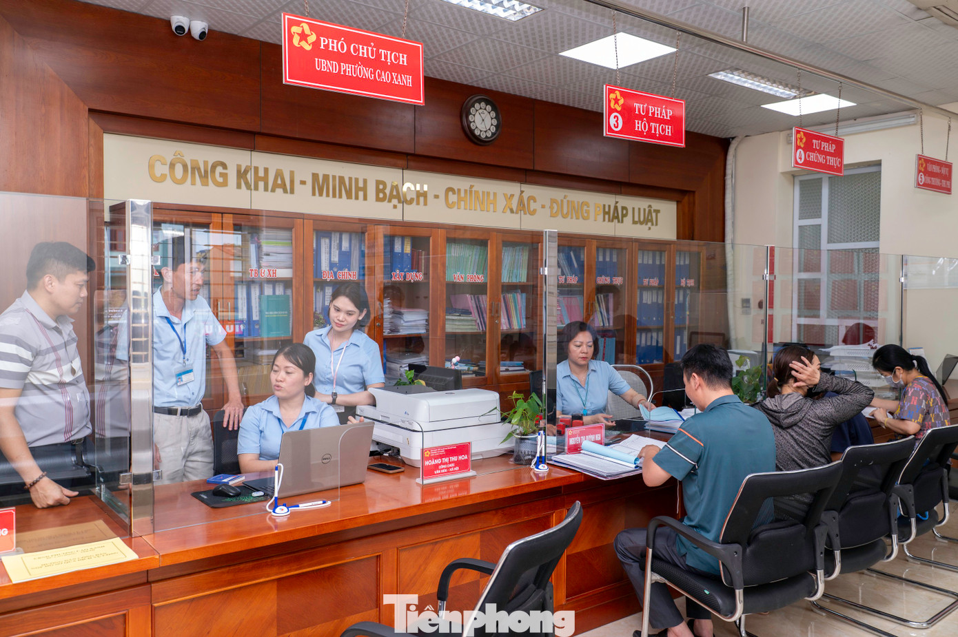 Ghi nhận tại Trung tâm phục vụ HCC phường Cao Xanh, các cán bộ đang tiếp nhận và thực hiện các quy trình giải quyết thủ tục, hồ sơ theo mô hình một cấp.