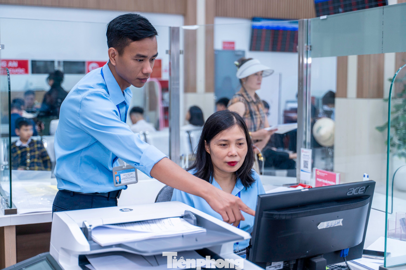 Song song với đó, Trung tâm phục vụ HCC tại các phường xã thuộc TP cũng bắt đầu triển khai hệ thống phần mềm mới đồng bộ với hệ thống của tỉnh.