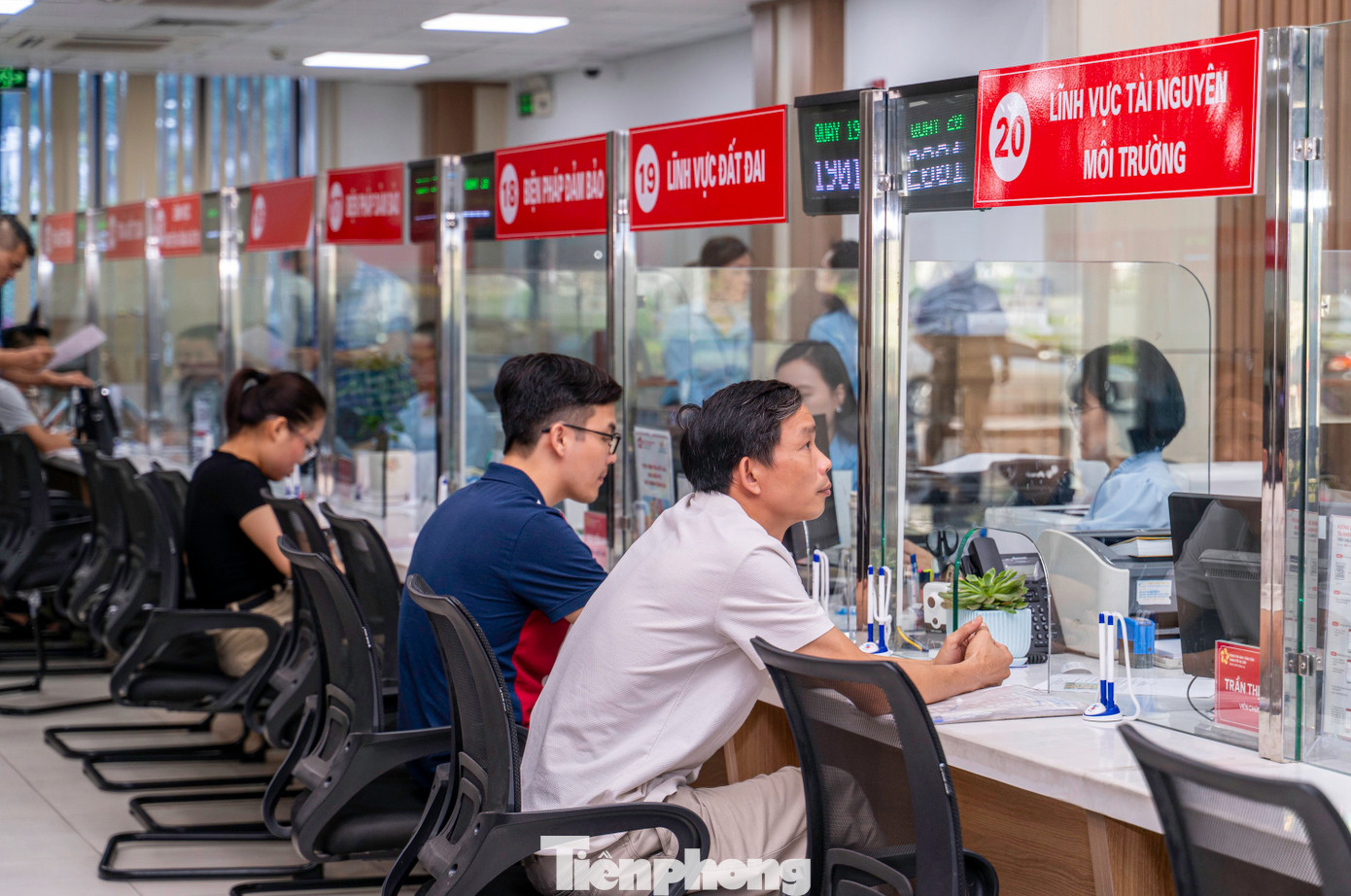 Ngày 10/6, toàn bộ các Trung tâm Phục vụ hành chính công (HCC) của tỉnh Quảng Ninh bắt đầu hoạt động một cấp theo mô hình chính quyền quản lý 2 cấp.