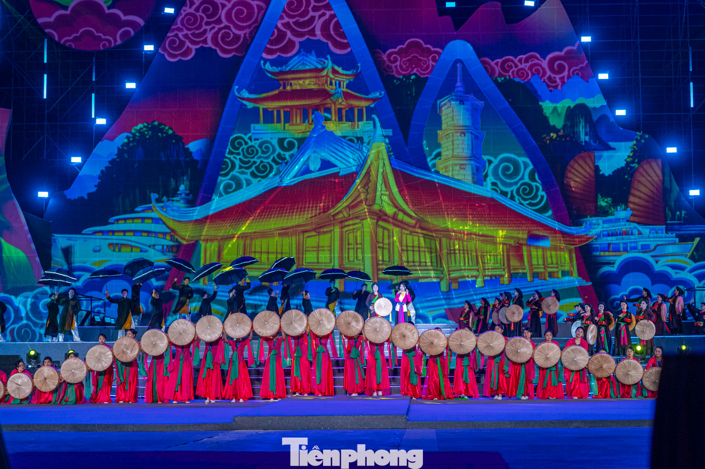 "Rất bất ngờ khi Nhã nhạc cung đình Huế của quê hương tôi lại xuất hiện ngay tại chương trình mở màn mùa du lịch của TP Hạ Long. Tôi rất tự hào về sự đồ sộ của di sản văn hóa Việt Nam và ấn tượng với cách Quảng Ninh đưa những di sản văn hóa tới cho người dân và khách du lịch thưởng thức", chị Nguyễn Thị Quyên, du khách đến từ Huế chia sẻ.