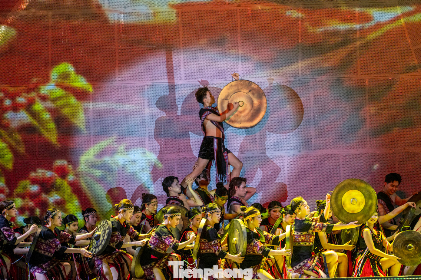 Điểm nhấn và khác biệt nhất năm nay là ngoài những tiết mục mang đậm nét văn hóa, con người của Quảng Ninh, Carnaval 2025 còn đưa người dân và du khách đến với các di sản văn hóa của các vùng miền dọc theo dải đất hình chữ S từ thực hành tín ngưỡng thờ mẫu đến quan họ Bắc Ninh, nhã nhạc cung đình Huế, cồng chiêng Tây Nguyên...