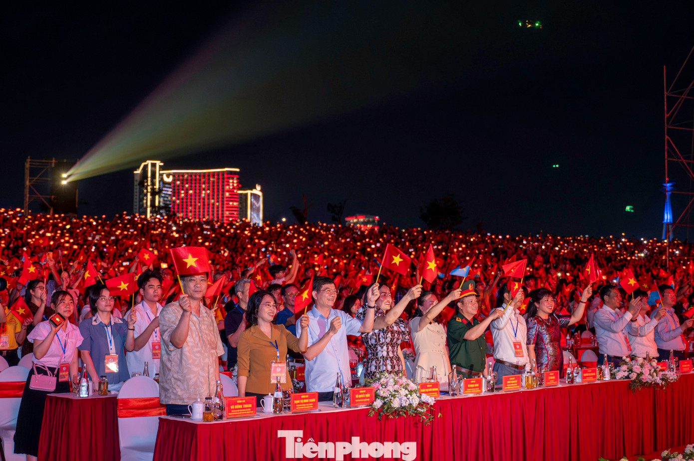 Sự kiện thu hút được trên 20.000 người dân và khách du lịch tới hòa mình vào bữa tiệc nghệ thuật sôi động kết hợp giữa âm thanh và ánh sáng.