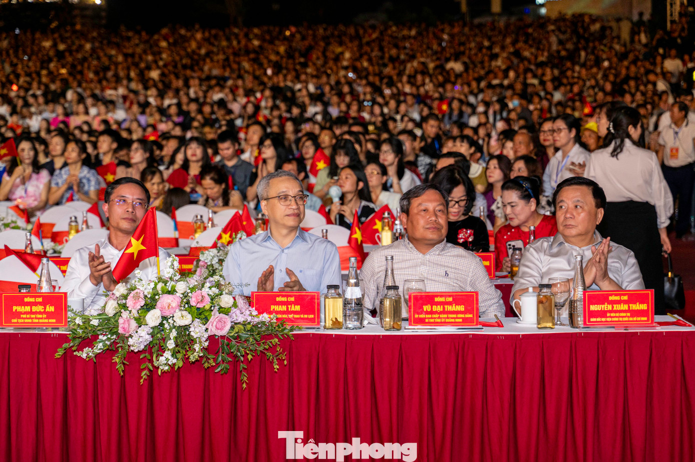 Tham dự chương trình có ông Nguyễn Xuân Thắng, Ủy viên Bộ Chính trị, Giám đốc Học viện Chính trị Quốc gia Hồ Chí Minh, Chủ tịch Hội đồng Lý luận Trung ương; Vũ Hồng Thanh, Phó Chủ tịch Quốc hội, đại diện các bộ, ngành trung ương và đại diện lãnh đạo tỉnh Quảng Ninh cũng như TP Hạ Long.