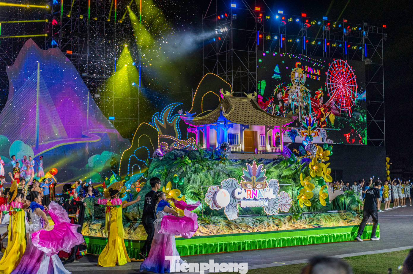 Khép lại chương trình Carnaval Hạ Long 2025 là phần diễu hành 5 xe mô hình nghệ thuật, đại diện cho các biểu tượng văn hóa, tôn giáo, giải trí và du lịch của Hạ Long - Quảng Ninh, thể hiện rõ thông điệp hội nhập, năng động và bứt phá cùng màn trình diễn EDM hiện đại, pháo hoa tầm cao, dù lượn nghệ thuật....