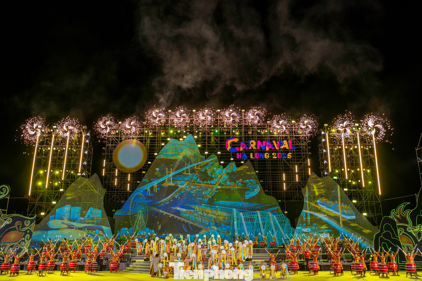 Chương trình Carnaval Hạ Long 2025 gồm 4 phần: Chương trình nghệ thuật; đại vũ hội Carnaval Hạ Long với màn diễu hành các xe mô hình kết hợp phần trình diễn nghệ thuật và các trang phục đậm chất carnaval. Ngoài ra, sân khấu chính được sử dụng công nghệ tạo hiệu ứng 3D mapping tạo ra những khối hình ảnh không gian 3 chiều đầy ấn tượng.