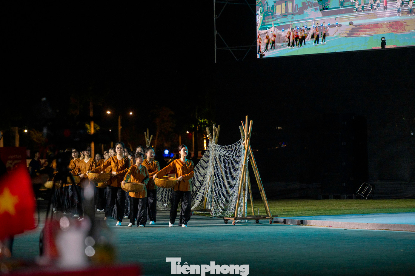 Ngoài các tiết mục mang đậm nét di sản 3 miền, chương trình Carnaval Hạ Long 2025 còn mang tới cho khách du lịch cái nhìn về văn hóa và con người Quảng Ninh. Truyền thống ngành than "Kỷ luật và Đồng tâm" tới cuộc sống của ngư dân vùng biển chạy dọc tỉnh Quảng Ninh từ Quảng Yên đến Hạ Long, Cẩm Phả, Vân Đồn, Móng Cái...