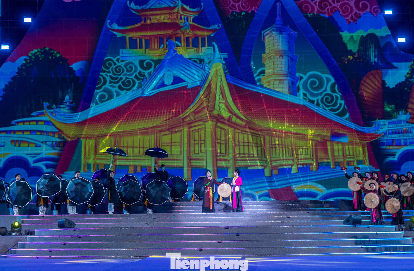 Điểm nhấn và khác biệt nhất năm nay là ngoài những tiết mục mang đậm nét văn hóa, con người của Quảng Ninh, Carnaval 2025 còn đưa người dân và du khách đến với các di sản văn hóa của các vùng miền dọc theo dải đất hình chữ S từ thực hành tín ngưỡng thờ mẫu đến quan họ Bắc Ninh, nhã nhạc cung đình Huế, cồng chiêng Tây Nguyên...