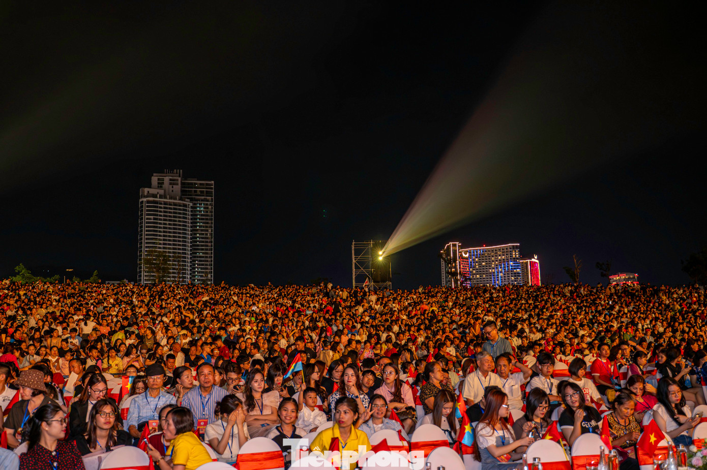 Sự kiện thu hút được trên 20.000 người dân và khách du lịch tới hòa mình vào bữa tiệc nghệ thuật sôi động kết hợp giữa âm thanh và ánh sáng.