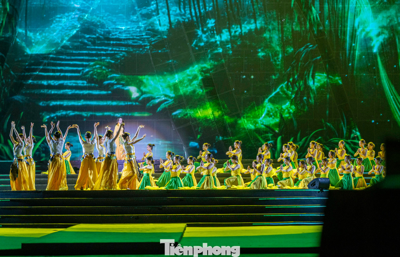 Ba chương chính của Carnaval 2025 lần lượt khắc họa hành trình của Quảng Ninh, từ vùng đất huyền thoại, di sản văn hóa sống động đến biểu tượng hội nhập toàn cầu. Các tiết mục “Vòng xoay di sản”, “Huyền sử Hạ Long”, “Linh thiêng Yên Tử”, “Dấu chân người thợ mỏ”... đưa khán giả đi từ những lát cắt lịch sử đến chiều sâu văn hóa bản địa của Quảng Ninh.